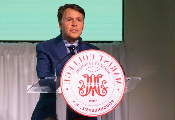 Image of Bob Costas at a Marist podium.